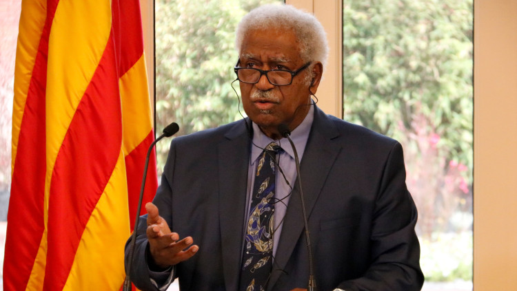 Pla mitjà del president del congrés de Nova Caledònia, Roch Wamytan, al Parlament de Catalunya el 4 de juny de 2021. Agència Catalana de Notícies