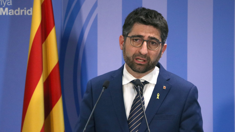 Pla mitjà del vicepresident de Polítiques Digitals i Territori, Jordi Puigneró, en roda de premsa a la seu de la Generalitat a Madrid després de la Comissió Bilateral d'infraestructures, el 26 de novembre de 2021 (horitzontal) divendres, 26 novembre 2021 12:57 Andrea Zamorano Pla mitjà del vicepresident de Polítiques Digitals i Territori, Jordi Puigneró, en roda de premsa a la seu de la Generalitat a Madrid després de la Comissió Bilateral d'infraestructures, el 26 de novembre de 2021. Agència Catalana de Notícies