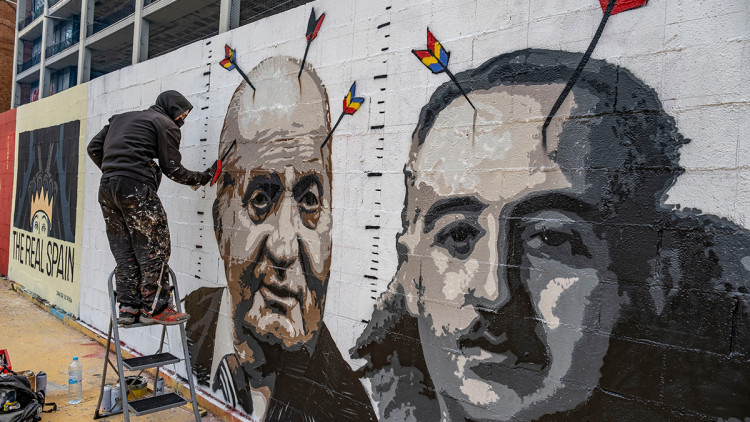 Mural crític amb Joan Carles I a Barcelona. Europa Press