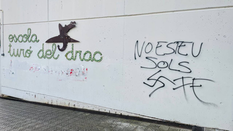 Pintades nazis a l'escola Turó del Drac de Canet de Mar. SEPC Alt Maresme