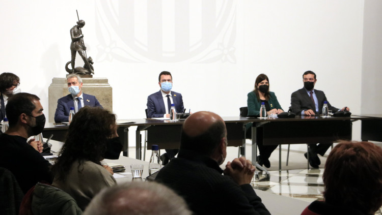 El president de la Generalitat, Pere Aragonès, amb el conseller d'Educació, Josep Gonzàlez-Cambray, i la consellera de Recerca i Universitats, Gemma Geis, encapçala la cimera per la llengua, amb representants d'entitats. Agència Catalana de Notícies