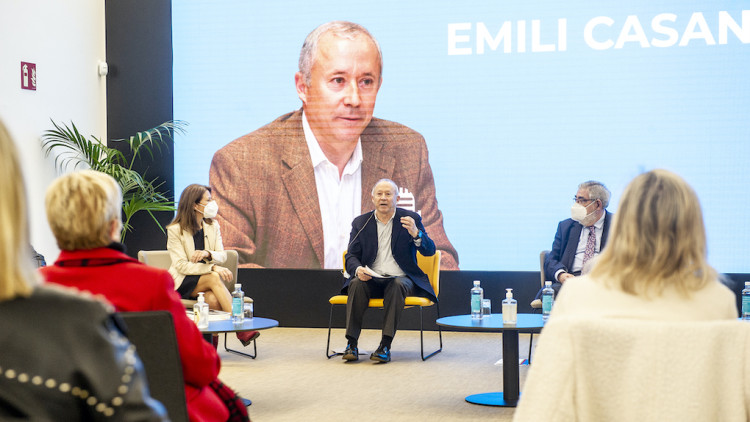 Emili Casanova, durant l’acte d’homenatge celebrat aquest divendres a l’edifici del paranimf de la Universitat Cardenal Herrera-CEU. / CEU UCH (Irene Bernard)