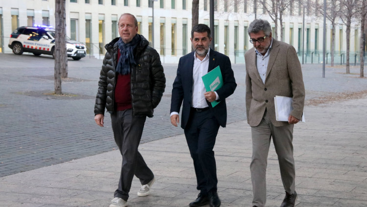 Pla sencer del secretari general de Junts per Catalunya, Jordi Sánchez, acompanyat del Secretari d'Afers Jurídics de Junts, Joaquim Jubert, i l'advocat Jordi Pina, a l'hora de presentar una querella contra Casado, el 18 de desembre del 2021. Agència Catalana de Notícies