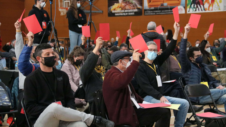 Pla obert d'un dels moments de la votació de l'Assemblea Nacional de la CUP. Imatge del 18 de desembre del 2021. Agència Catalana de Notícies
