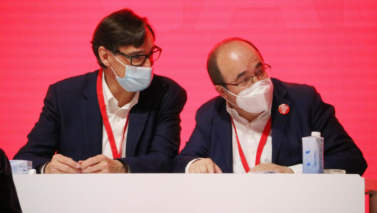 Pla mitjà de Salvador Illa i Miquel Iceta en el congrés extraordinari del partit el 18 de desembre del 2021. Agència Catalana de Notícies