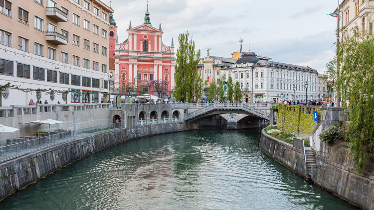 El riu Ljubljanica, al seu pas per la capital eslovena. Diego Delso, CC BY-SA 3.0, via Wikimedia Commons