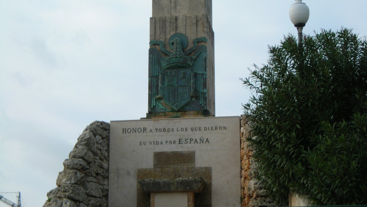 Obelisc franquista a Maó. Foro por la memoria