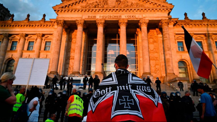 Un manifestant amb la bandera de guerra del Reich davant del Bundestag. Der Spiegel