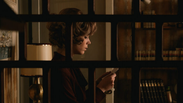 Montserrat (de gran) rep la primera lletra que li envia Fanny a la versió cinematogràfica de 'Berenàveu a les fosques' (2021) de Josep M. Benet i Jornet