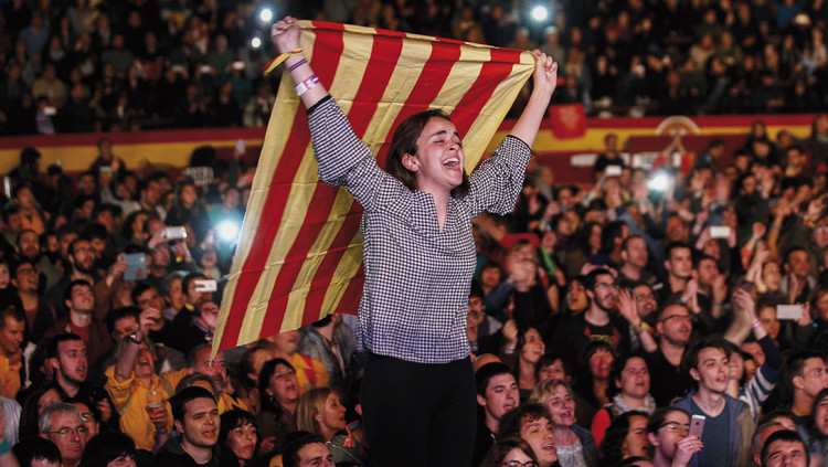 Un any després que el PP fora desallotjat de la Generalitat, Acció Cultural del País Valencià, va commemorar el 25 d’Abril amb un gran concert “Homenatge a València” a la plaça de Bous de València, recinte que l’administració conservadora li havia negat durant anys.