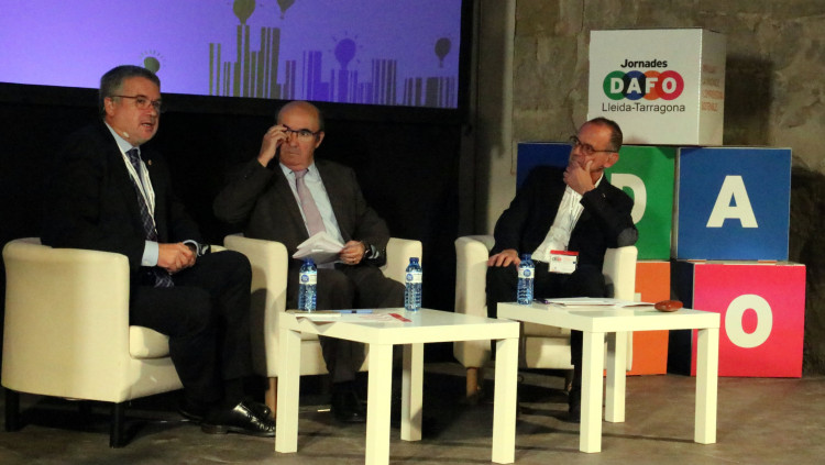 Pla obert amb els alcaldes de Lleida, Miquel Pueyo, i Tarragona, Pau Ricomà, moderats pel periodista Josep Ramon Correal, durant les Jornades DAFO celebrades a la Seu Vella de Lleida l'1 de desembre del 2021. Agència Catalana de Notícies
