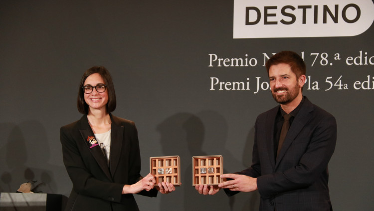 Pla mitjà de la guanyadora del Premi Nadal, Inés Martín, i del guanyador del Premi Josep Pla, Toni Cruanyes, mostrant el guardó. Agència Catalana de Notícies