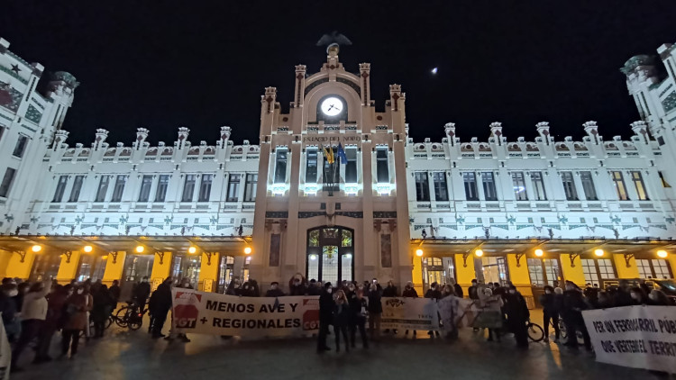 Protesta contra Renfe convocada per la Plataforma del País Valencià per un tren públic, social i sostenible. Plataforma del País Valencià per un tren públic, social i sostenible