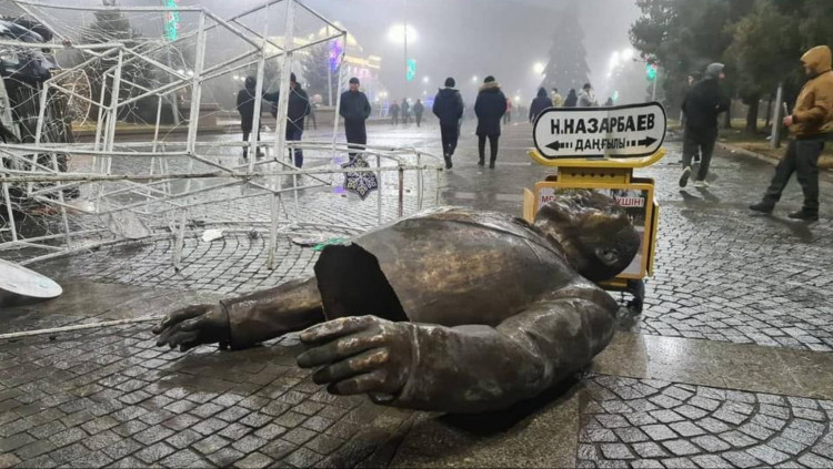 Estàtua de Nursultan Nazarbayev, expresident del Kazakhstan, tombada a Almaty
