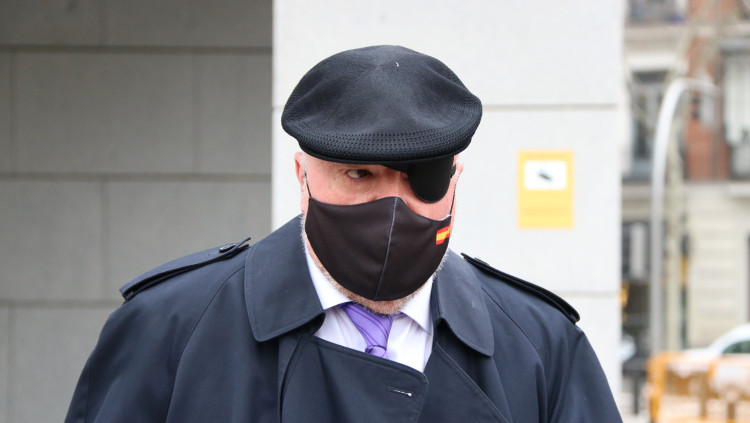 Pla curt de l'excomissari de la Policia Nacional José Manuel Villarejo, amb boina i un pedaç a l'ull, a la sortida de l'Audiència Nacional el dia després de quedar en llibertat provisional, el 4 de març de 2021. Agència Catalana de Notícies