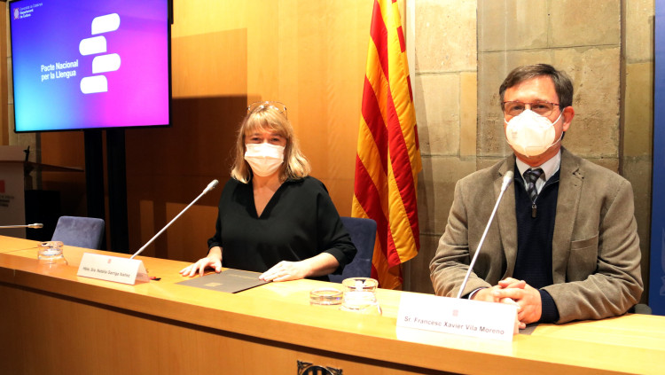 La consellera de Cultura, Natàlia Garriga, i el secretari de Política Lingüística, Francesc Xavier Vila, a l'inici de la roda de premsa de presentació del Pacte Nacional per la Llengua. Agència Catalana de Notícies
