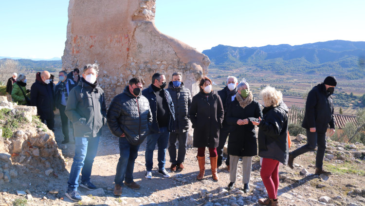 La consellera Justícia, Lourdes Ciuró, i la consellera de Qualitat Democràtica de la Generalitat Valenciana, Rosa Pérez, durant la visita al Poble Vell de Corbera d'Ebre. Agència Catalana de Notícies