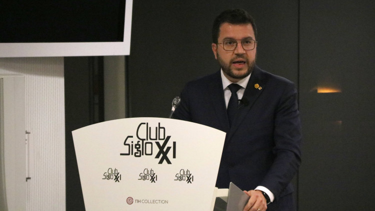 Pla mitjà del president de la Generalitat, Pere Aragonès, en la conferència organitzada per Club Siglo XXI a Madrid, el 12 de gener de 2022. Agència Catalana de Notícies