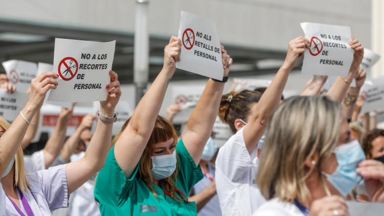 Protesta a València contra la finalització dels contractes del personal mèdic per reforçar els hospitals durant la COVID. Europa Press