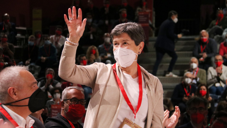 Pla mitjà de la delegada del govern espanyol a Catalunya, Teresa Cunillera, saludant els assistents durant el congrés extraordinari del PSC el 18 de desembre del 2021. Agència Catalana de Notícies
