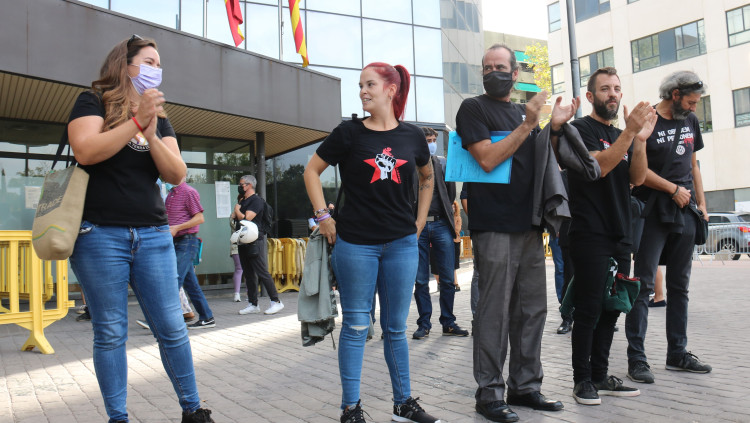 Pla conjunt dels cinc encausats en l'operació Judes que han declarat aquest dimecres al jutjat de Sabadell, el 30 de setembre de 2021. Agència Catalana de Notícies