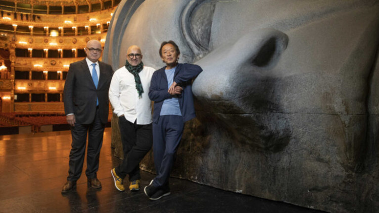 Rechi, flanquejat pel director de La Fenice, Fortunato Ortombina, i el director musical coreà Myung-whun Chung. Nicola Allegri