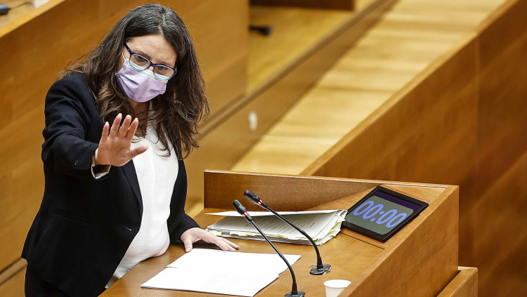La vicepresidenta del Consell, Mónica Oltra, en la seua compareixença a petició pròpia a les Corts. / Europa Press