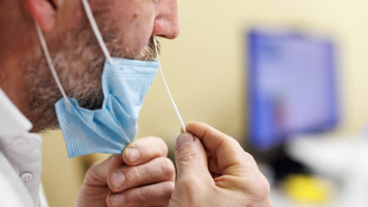 Una persona fent-se un test d'antígen| Europa Press