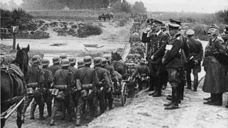 Desfilada d'Adolf Hitler a Polònia el 1940. Bundesarchiv, Bild 183-S55480 / CC-BY-SA 3.0, CC BY-SA 3.0 DE, via Wikimedia Commons