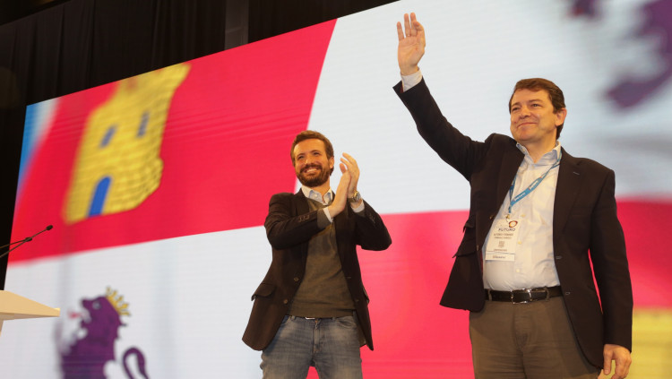 Alfonso Fernández Mañueco, president de Castella i Lleó i candidat del PP, amb Pablo Casado. Europa Press