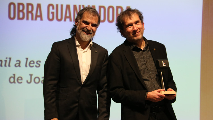 Jordi Cuixart, president en funcions d'Òmnium Cultural, amb l'escriptor Joan-Lluís Lluís. Agència Catalana de Notícies