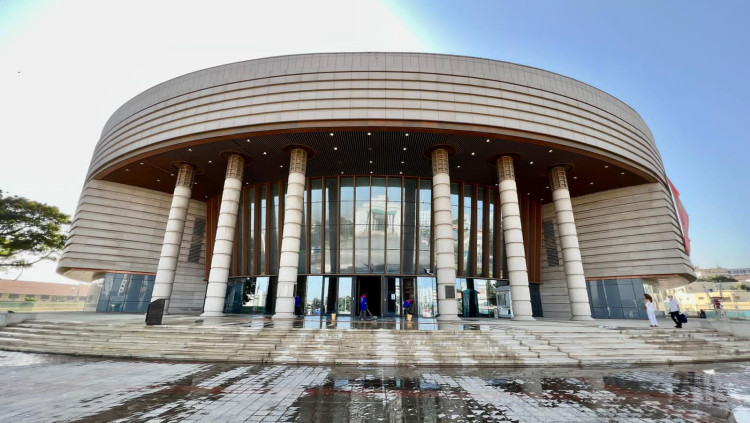 Musée des Civilisations Noirs (MCN), Dakar (Senegal). Edifici colosal d’edificació xinesa i recent, seu des de la seva creació fa tres anys, del museu més important del Senegal.