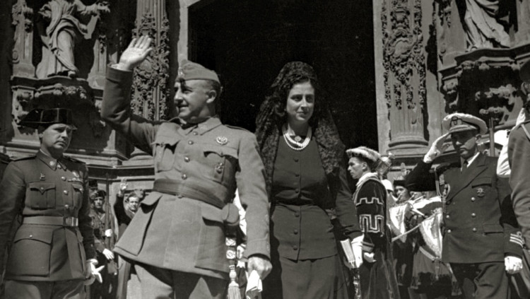 El dictador Francisco Franco, amb la seua muller Carmen Polo, en un acte religiós. Vicente Martín, CC BY-SA 3.0, via Wikimedia Commons