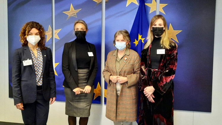 La delegació de l'Euroregió Pirineus Mediterrània, amb la consellera Victòria Alsina a la dreta, amb Rosario Sánchez (consellera d'Hisenda i Acció Exterior a les Illes Balears) a l'esquerra i amb Nadia Pellefigue (Occitània).. Agència Catalana de Notícies