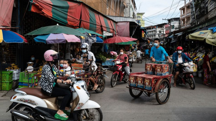 Una escena del carrer a Mae Sot, a Tailàndia. Der Spiegel