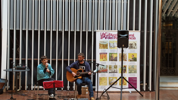 Actuació de Mireia Vives i Borja Penalba en la presentació del Barnasants a València| EL TEMPS