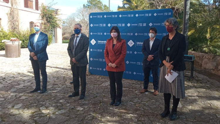 El rector Carot i la consellera Geis (centre) amb els representants dels governs català i balear a la UIB. Europa Press