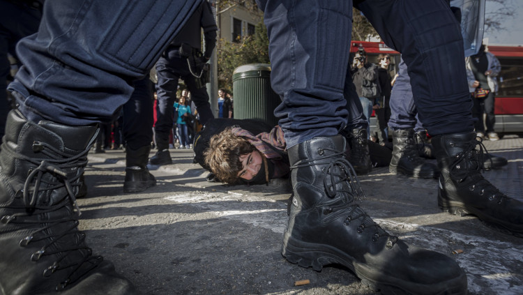 Un jove és detingut per la policia durant els aldarulls que van tenir lloc en les proximitats del Lluís Vives.. Miguel Lorenzo