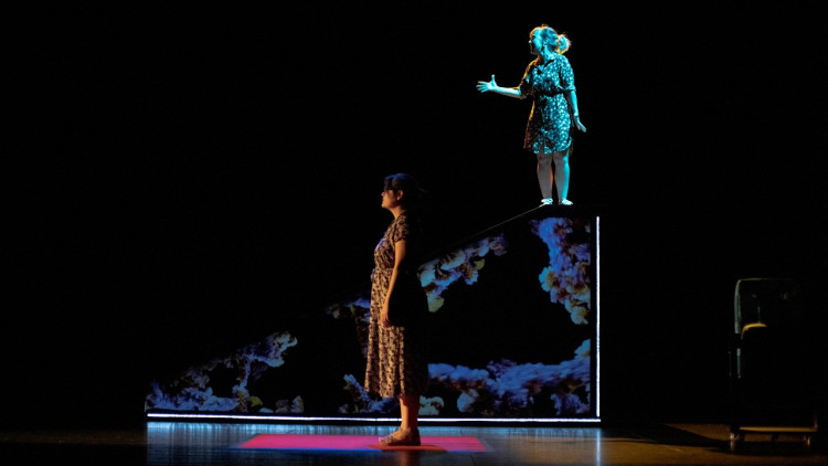 Fotografia de l’espectacle Antimülleriana de La Ravalera. D’esquerra a dreta: Núria Vizcarro i Laia Porcar. Carme Ripollés