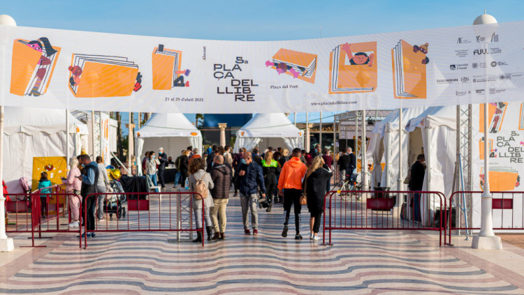 Imatge de la cinquena edició de la Plaça del Llibre a Alacant, l'any 2021. Plaça del Llibre