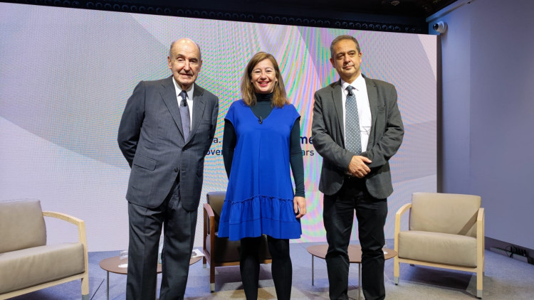Francina Armengol, al costat de Miquel Roca i d'Enric Sierra en la seua visita a Barcelona. Europa Press