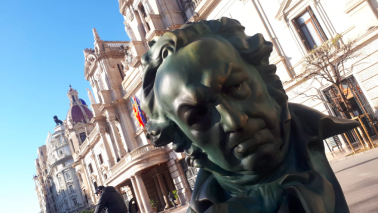 Una rèplica d'un premi Goya a la plaça de l'Ajuntament de València. EL TEMPS