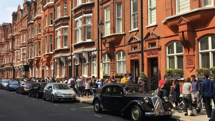 Cua de gent per unes eleccions davant de l'ambaixada espanyola a Londres