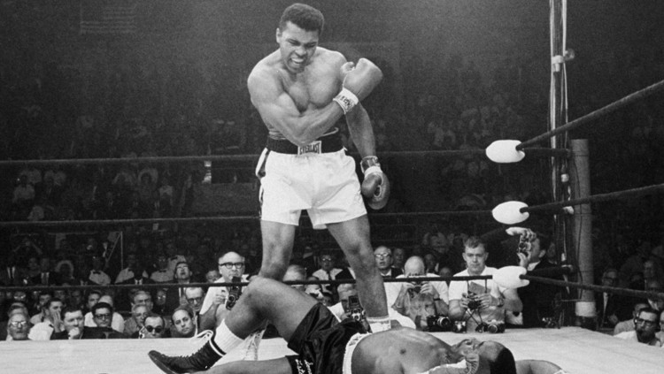 El combat de boxa més important de la història: Cassius Clay derrota George Foreman a Kinshasa, la capital del Zaire —l’actual República Democràtica del Congo—, el 20 d’octubre de 1974. Aquella victòria li va permetre de renovar el campionat del món de pes pesant.