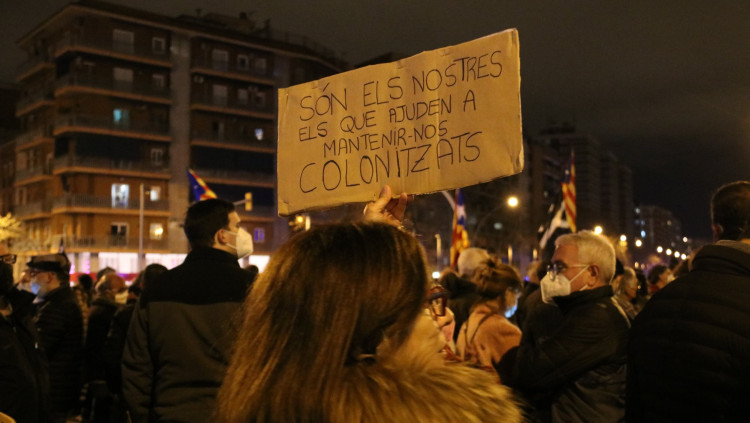 Manifestants tallen la Meridiana. Agència Catalana de Notícies