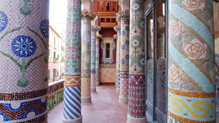 Columnes amb mosaics del Palau de la Música, Barcelona dissenyats per Lluís Bru. Edifici de Lluís Domènech i Montaner, 1908