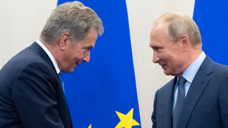 El president finès, Sauli Niinistö, saluda Vladímir Putin. Der Spiegel