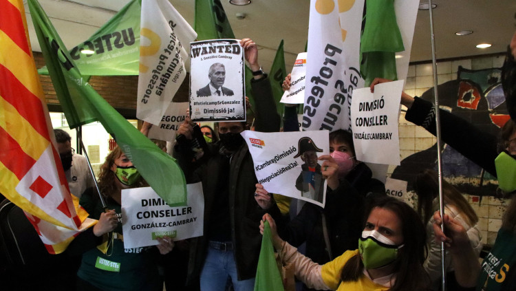 Protesta al Departament d'Educació. Agència Catalana de Notícies
