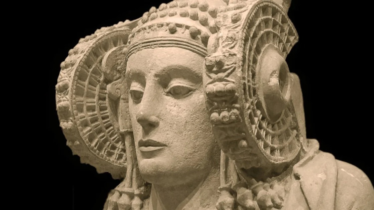 En aquest any 2022 s’escaurà el 125è aniversari del descobriment de la Dama d’Elx, el cèlebre bust femení trobat a l’Alcúdia il·licitana el 4 d’agost de 1897. Convertida en símbol elxà, la capital del Baix Vinalopó la vol tenir, però -ai llas!- el govern espanyol no la vol cedir.