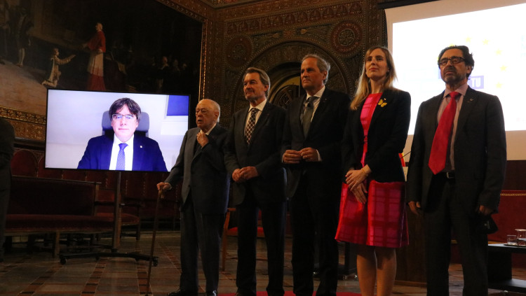 D'esquerra a dreta, els presidents Puigdemont (en pantalla), Pujol, Mas i Torra, la consellera Victòria Alsina i el rector de la UB Joan Guàrdia. Agència Catalana de Notícies